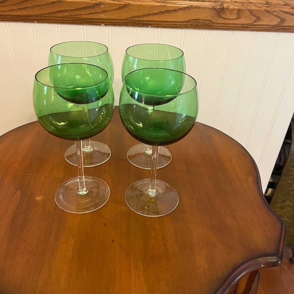 Vibrant Green Drinkware Set for Dining Elegance